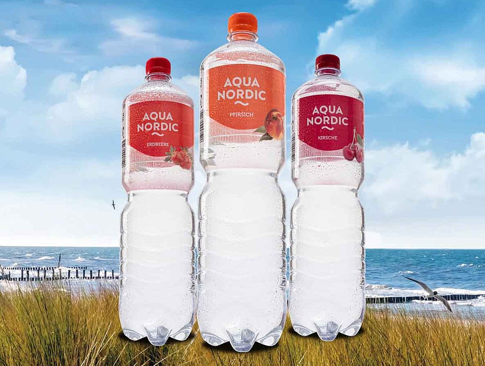 Aqua Nordic Flaschen am Strand nebeneinander