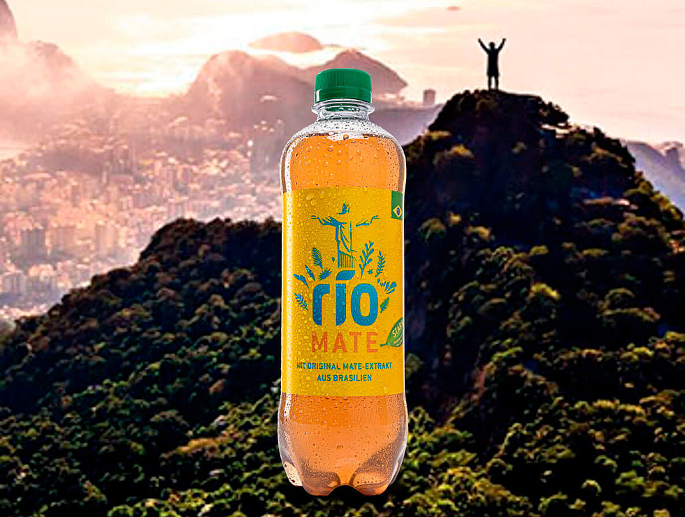 Rio Mate 500ml PET Flasche im Hintergrund Rio de Janeiro